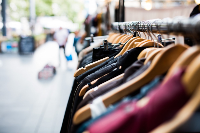 ecommerce-COURMES-min_blur_close_up_focus_hanger_jacket_market_people_rack-1176303