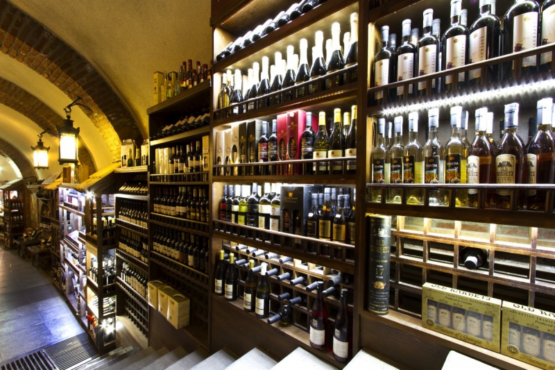 ecommerce-COURMES-min_world_street_travel_shop_canon_georgia_wine_bottles-429767